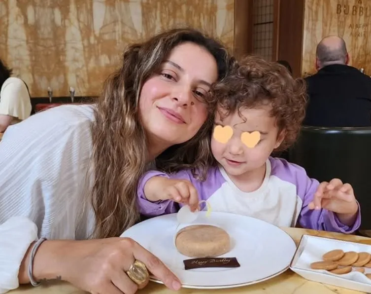 hepsi-grubunun-ereni-ikinci-kez-anne-oluyor-son-goruntusu-dikkat-cekti-1775118466391.jpg Hepsi Grubu’nun Eren’i ikinci kez anne oluyor: Son görüntüsü dikkat çekti - 2