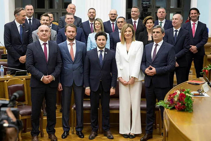 karadagda-yeni-hukumet-kuruldu-dritan-abazovic-yeni-azinlik-hukumetinin-basbakani-oldu-1651178337571.jpg Karadağ’da yeni hükümet kuruldu: Dritan Abazovic, yeni azınlık hükümetinin başbakanı oldu - 2