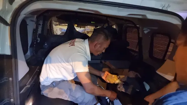 antalya-sokaklarinda-genc-kizlara-taciz-soku-meydan-dayagi-atildi-polislere-teslim-edildi-1657878490629.jpg Antalya sokaklarında genç kızlara taciz şoku! Meydan dayağı atıldı polislere teslim edildi - 5