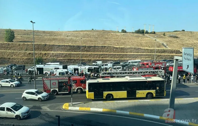 Sefaköy'de iki metrobüs çarpıştı! İşte kaza yerinden görüntüler 12