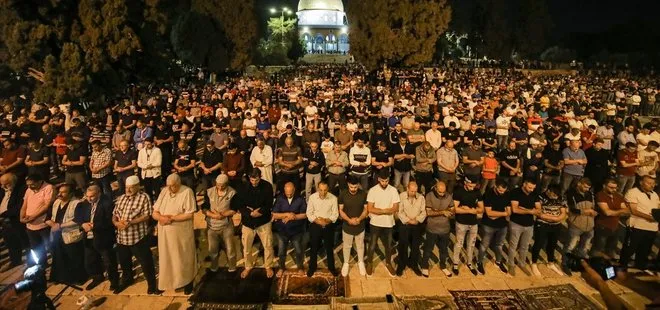 Mescid-i Aksa gerçek sahiplerinde! Binlerce Filistinli sabah namazı için akın etti