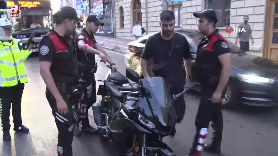 Kadıköy’de helikopter destekli huzur uygulaması: Araçlar arandı, GBT sorgusu yapıldı