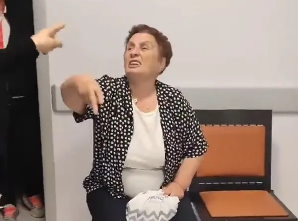 1693922218763.jpg Trabzon'da başörtülü kadınlara küstah sözler! Hastanede sıra bekleyen kadın hakaretler yağdırdı: Pislikler hayvanlar... - 3