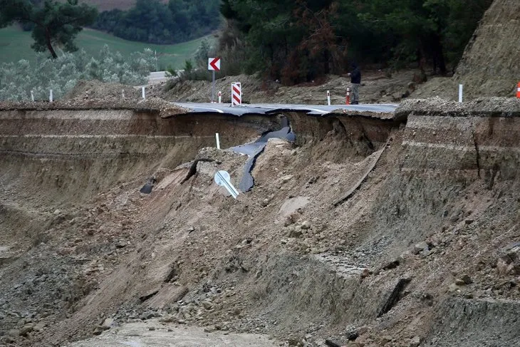 Adana sular altında! Yollar çöktü, köprü kapatıldı
