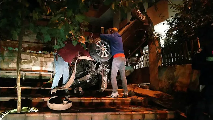 Kocaeli’de korkunç kaza: Fren yerine gaza bastı! Otomobiliyle merdivenlerden yuvarlandı