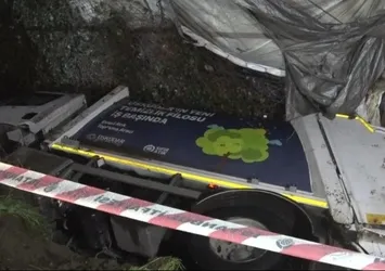 Üsküdar'da feci kaza! Kamyon dereye uçtu