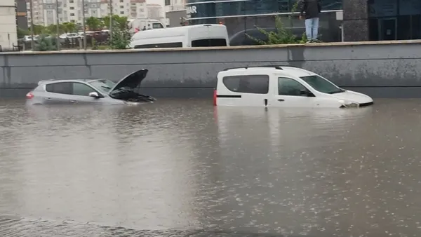 Ankara’da yollar adeta havuza döndü! Meteoroloji uyarı herhangi bir önlem alınmadı