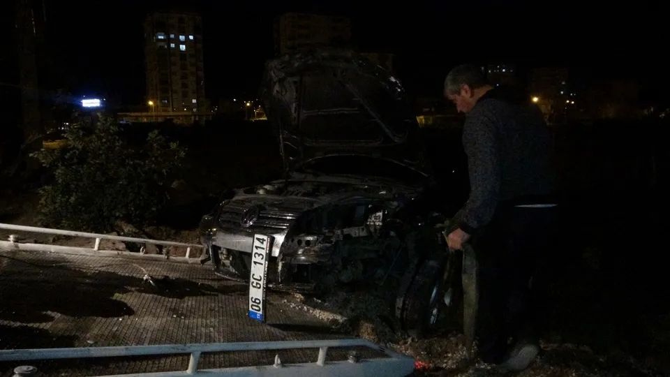 Adana’da korkunç kaza! 3 ağacı devirdi anca durabildi