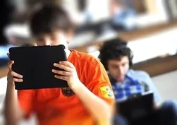 Polonya’dan okullarda telefon yasağına onay! Dijital dünyaya karşı sınıf kalkanı