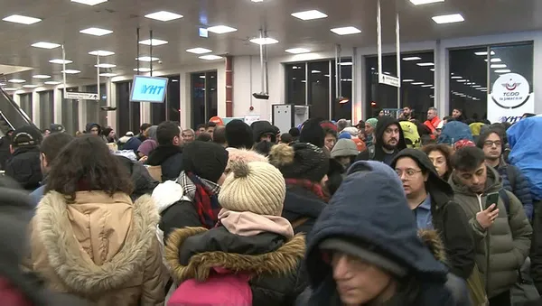 Gönüllü vatandaşlar İstanbul’dan deprem bölgesine doğru YHT ile yola çıktı! Vatandaşlar ek sefere akın etti: Kardeşlerimize yardım etmeye gidiyoruz