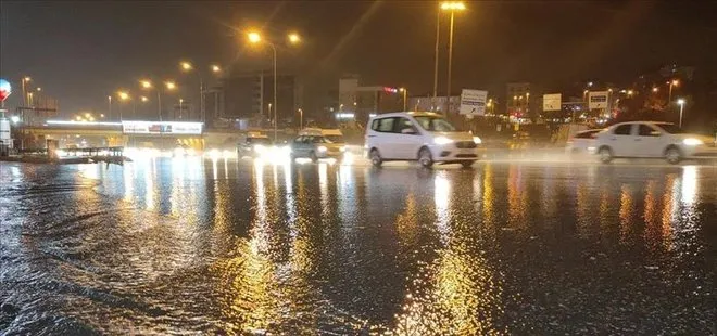 İstanbul’da gök gürültülü sağanak! Şimşekler geceyi aydınlattı