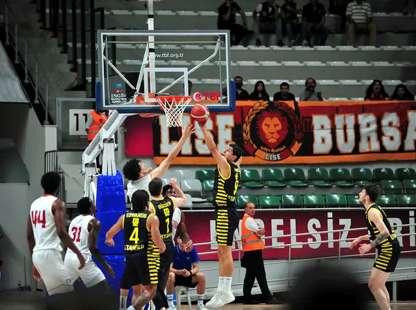 1663357420530.jpg Galatasaray Fenerbahçe'yi devirerek şampiyon oldu! 3 sayı farkla gelen kupa... - 4