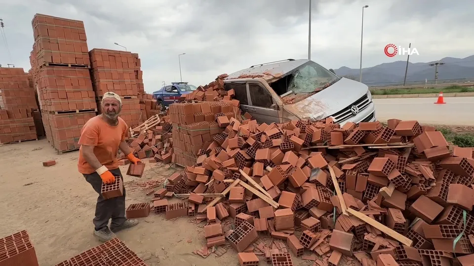 Araçla tuğla fabrikasına girdi: 3 yaralı