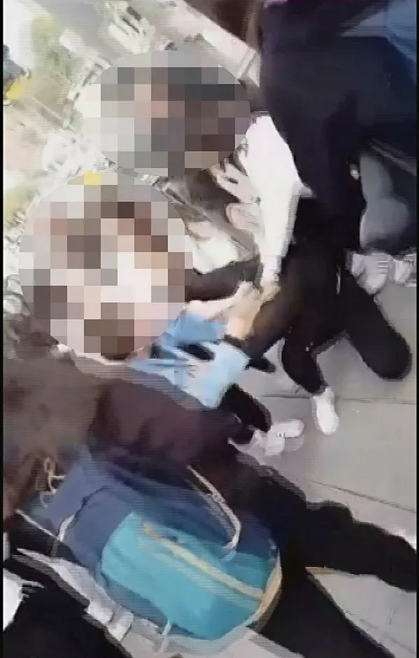 izmirde-akran-zorbaligi-okul-arkadaslari-tarafindan-dovulup-kayit-altina-alindi-1703770971683.jpg İzmir'de akran zorbalığı: Okul arkadaşları tarafından dövülüp kayıt altına alındı - 1