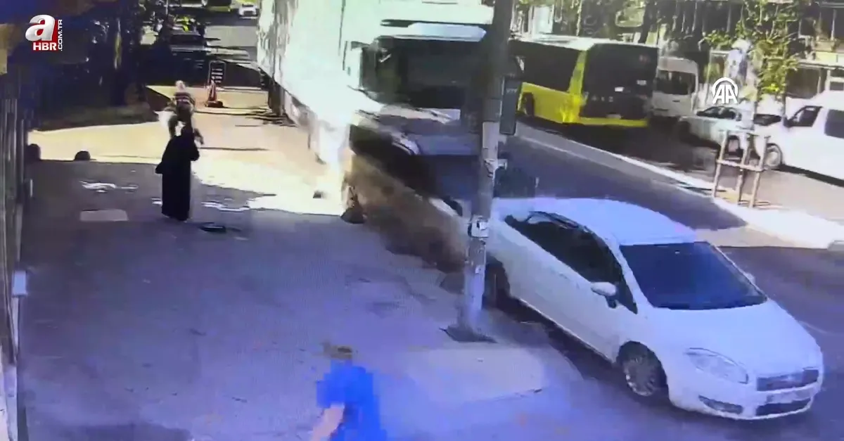 Yokuşta kayan TIR'ın 5 araçta hasara neden olduğu kaza kamerada