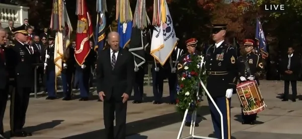 saskin-biden-yine-gundem-oldu-arlington-ulusal-mezarligini-ziyaretinde-1699773929160.jpg Şaşkın Biden yine gündem oldu! Arlington Ulusal Mezarlığı'nı ziyaretinde… - 6