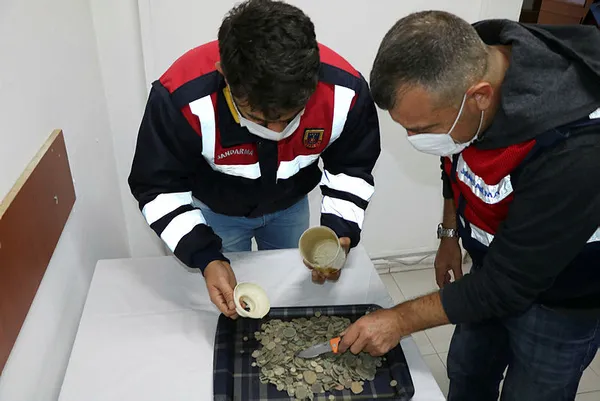 Ardahan'da operasyon! Osmanlı ve Bizans dönemine ait sikkeleri ilaç kutusunda kaçırırken yakalandılar - 2