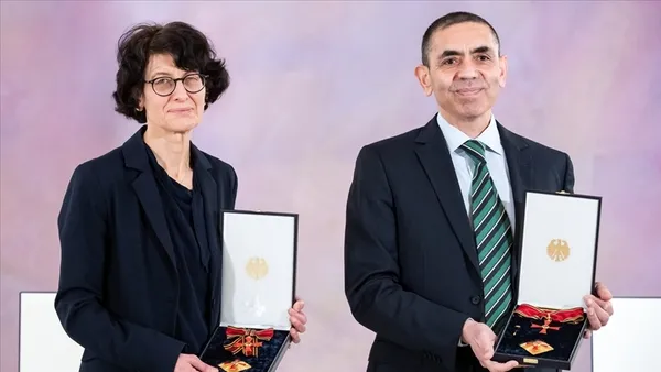 1641049127080.jpg Almanya'dan Uğur Şahin ve Özlem Türeci önerisi: Resimleri euro banknotlarının üzerine basılsın - 1