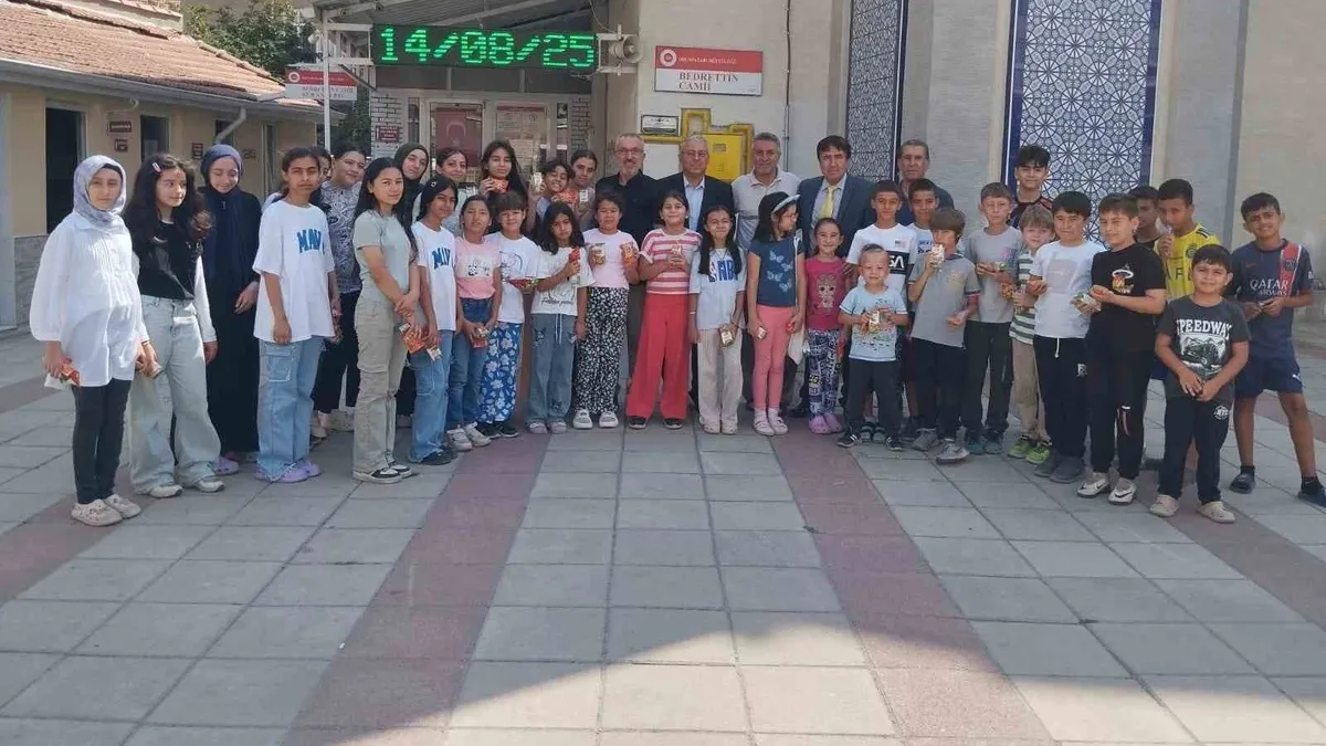 Kur'an-ı Kerim öğrenen çocuklara hediyeler armağan edildi