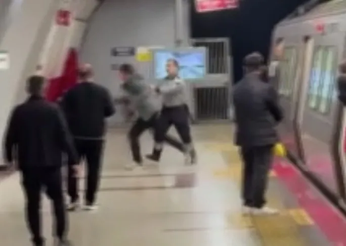 metro-duraginda-soke-eden-anlar-metronun-uzerine-cikti-olay-ani-kamerada-1762725462931.jpg FOTOĞRAF: İHA