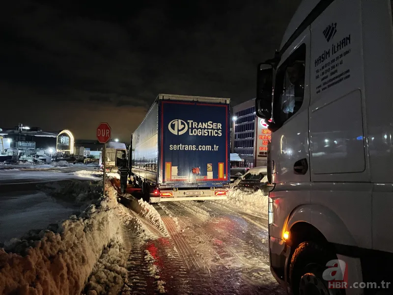 İstanbul'da sürücülerin kar çilesi sürüyor: Hadımköy'deki trafik yoğunluğu havadan görüntülendi! Kilometrelerce araç kuyruğu oluştu 13