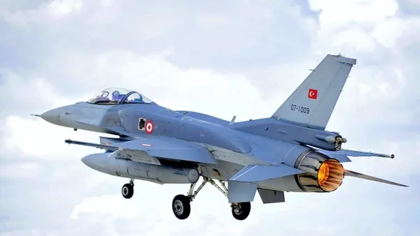 Türk F-16 uçakları Polonya semalarında uçtu