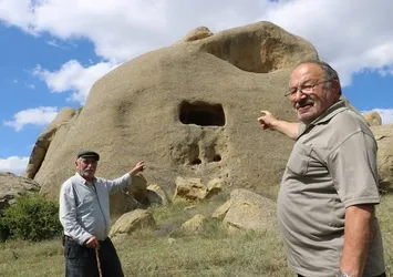 Herkes orada tek bir şey arıyor! Yıllar önce oyuldu ama nedenini bilen yok