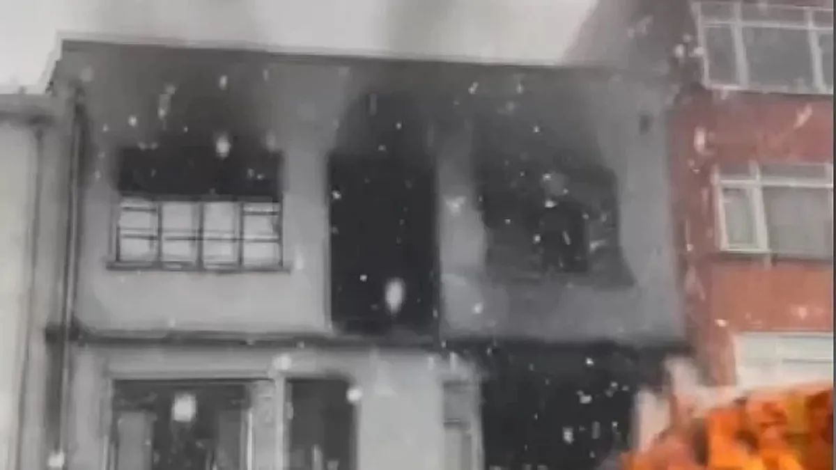 Beyoğlu'ndaki 3 katlı binada yangın!