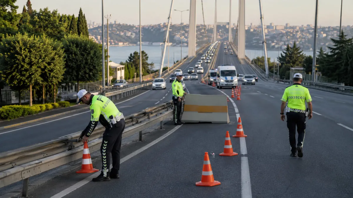 Sürücülerin yolculuk öncesinde güzergahlarını kontrol etmeleri öneriliyor. (Fotoğraf: A Haber)