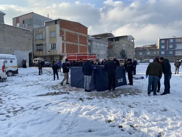 bursada-kan-donduran-olum-karlar-icinde-ceset-bulundu-1647155005583.jpg Bursa’da kan donduran ölüm! Karlar içinde ceset bulundu - 3