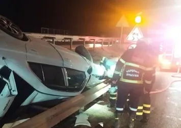 Direksiyon hakimiyetini kaybeden sürücü su kanalına devrildi