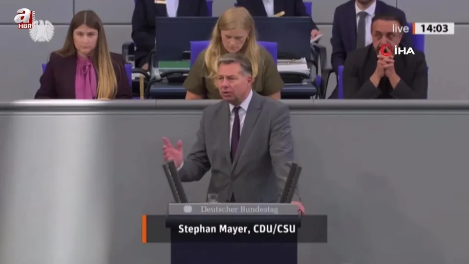 Alman Meclisi’nde Filistin bayrağı açıldı