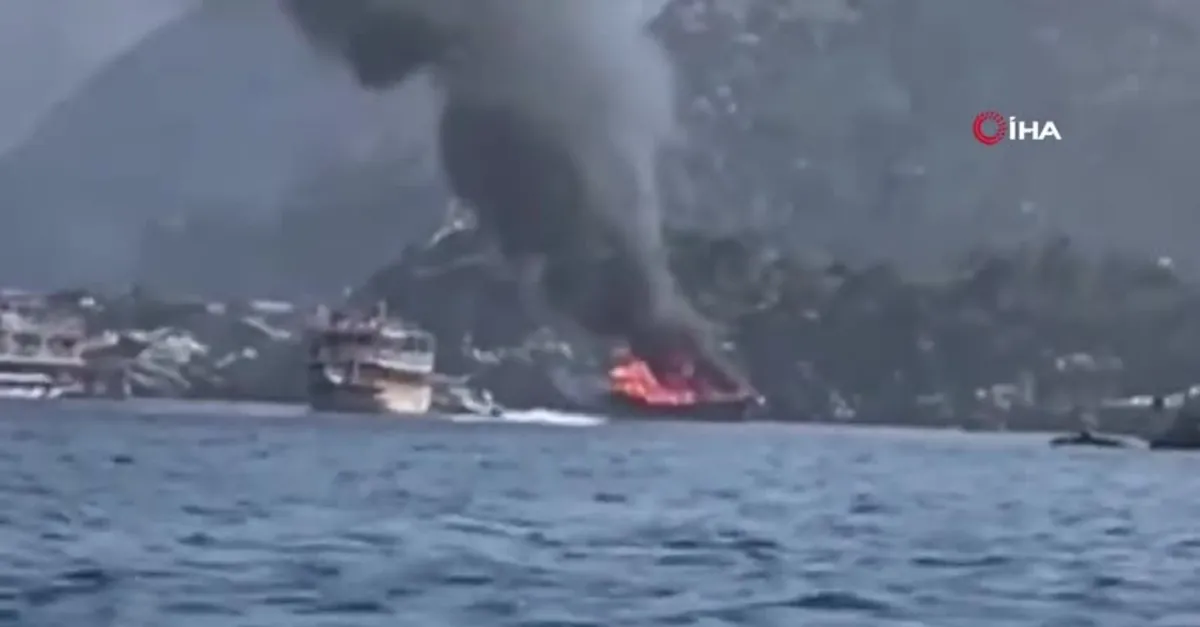Marmaris açıklarında ahşap gezi teknesinde yangın