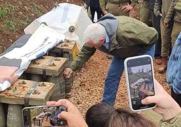 Katilden katile destek! Eski ABD Başkan Yardımcısı Mike Pence top mermisine "İsrail için" yazdı