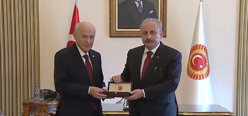 TBMM'de devir teslim töreni! Mustafa Şentop TBMM başkanlığını geçici olarak Bahçeli'ye devretti