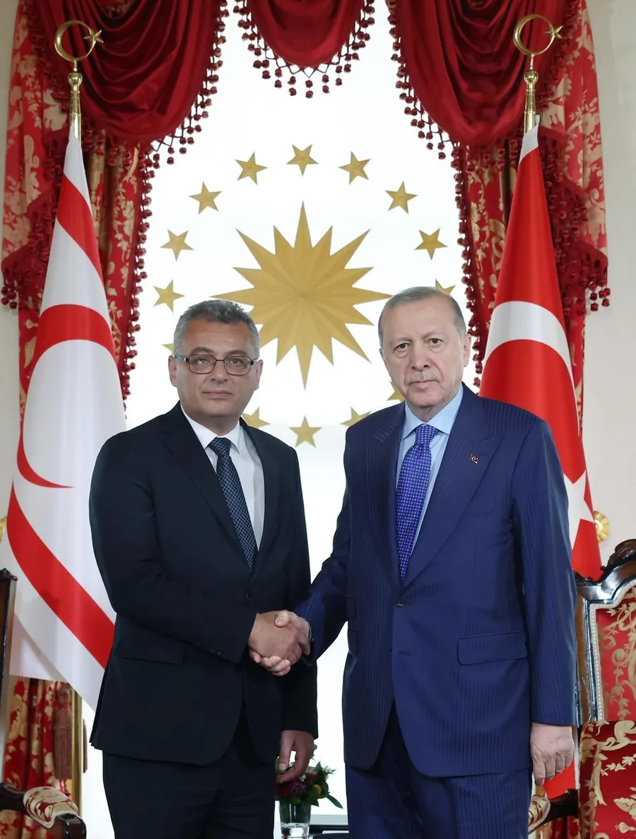 baskan-erdogandan-dolmabahcede-pes-pese-diplomasi-trafigi-1776356237869.jpeg Başkan Erdoğan, KKTC Cumhurbaşkanı Erhürman ile görüştü (Foto: AA)