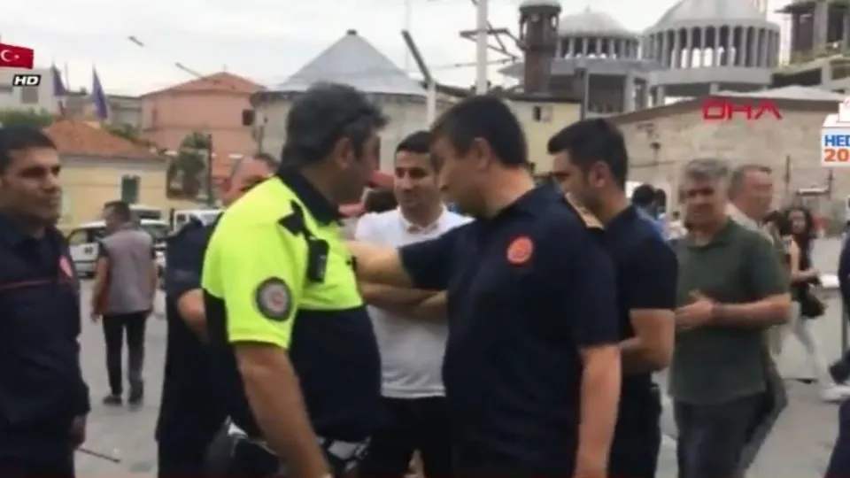 Taksim’de itfaiye ve polis tartıştı