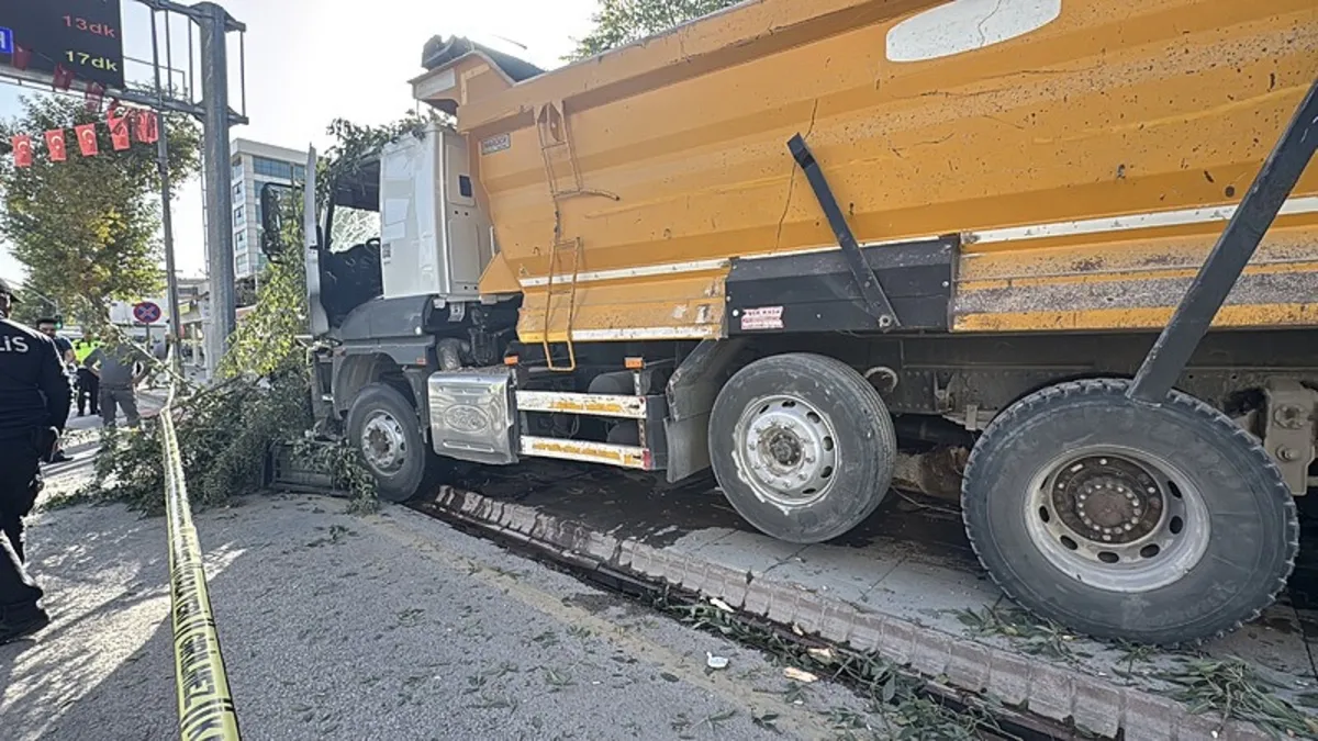 Malatya'da freni arızalanan kamyon 7 iş yerine çarptı