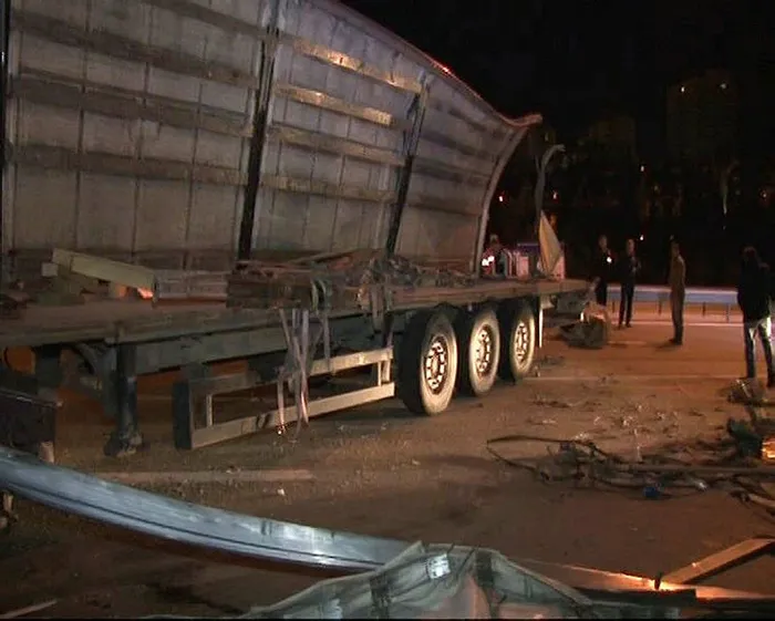 Sac yüklü TIR devrildi, TEM otoyolu trafiğe kapandı - 1