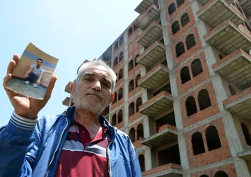 Adana'da metruk bina korku saçıyor