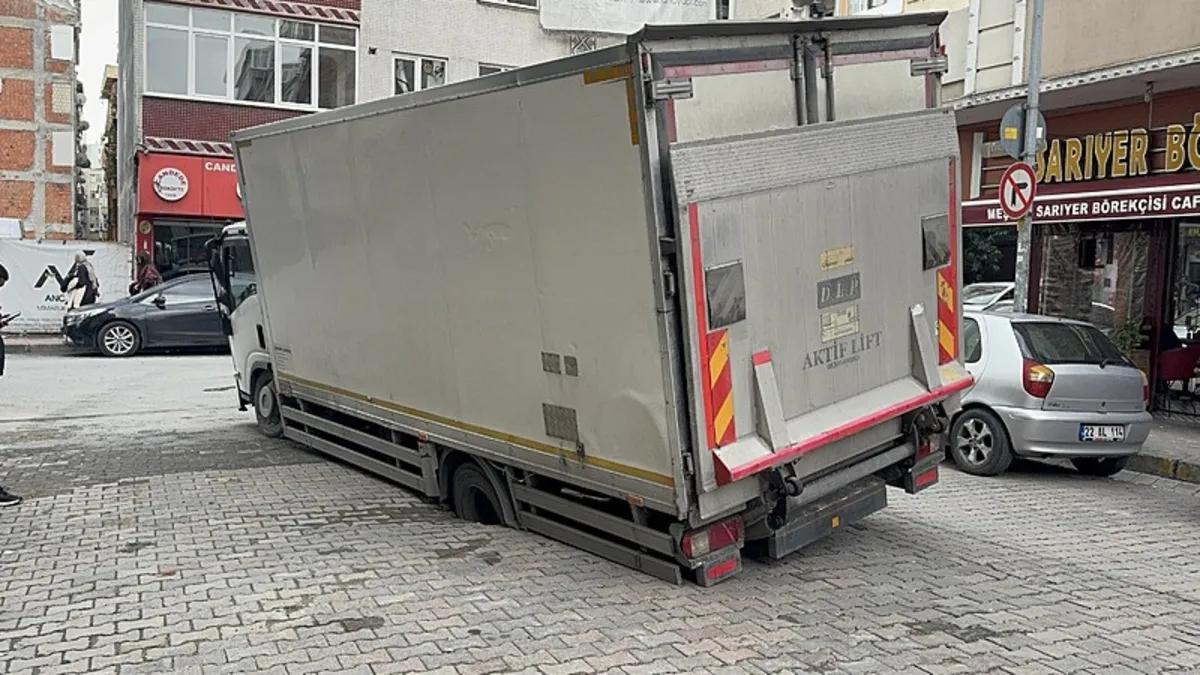 Güngören'de yol çöktü: Kamyon çukura saplandı