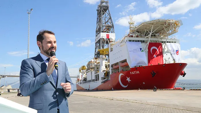 Türkiye'nin ilk yerli sondaj gemisi "Fatih" Çanakkale Boğazı'ndan geçti - 1