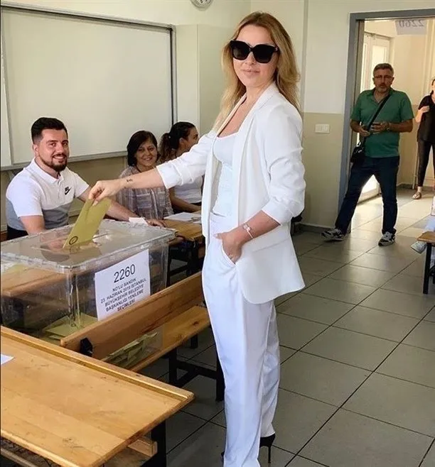 Hadise oyunu kullanmaya gitti, fotoğrafı olay oldu