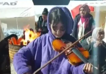 Küçük kız kemanıyla moral verdi