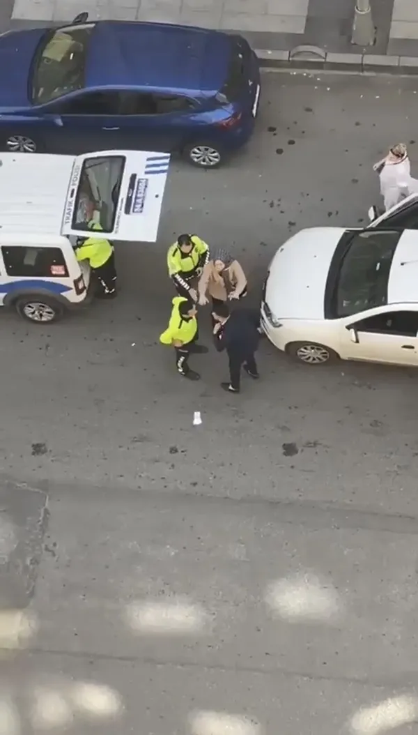 esenyurta-cevirmeye-takilan-surucu-polise-tehditler-yagdirdi-seni-aldiracagim-1650978786386.jpg Esenyur’ta çevirmeye takılan sürücü polise tehditler yağdırdı: Seni aldıracağım - 3