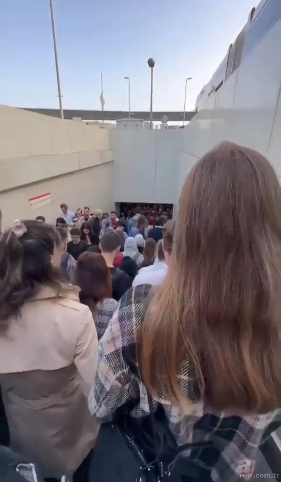 İBB vatandaşı canından bezdirdi! İstanbul’da vatandaşa metrobüs eziyeti 15