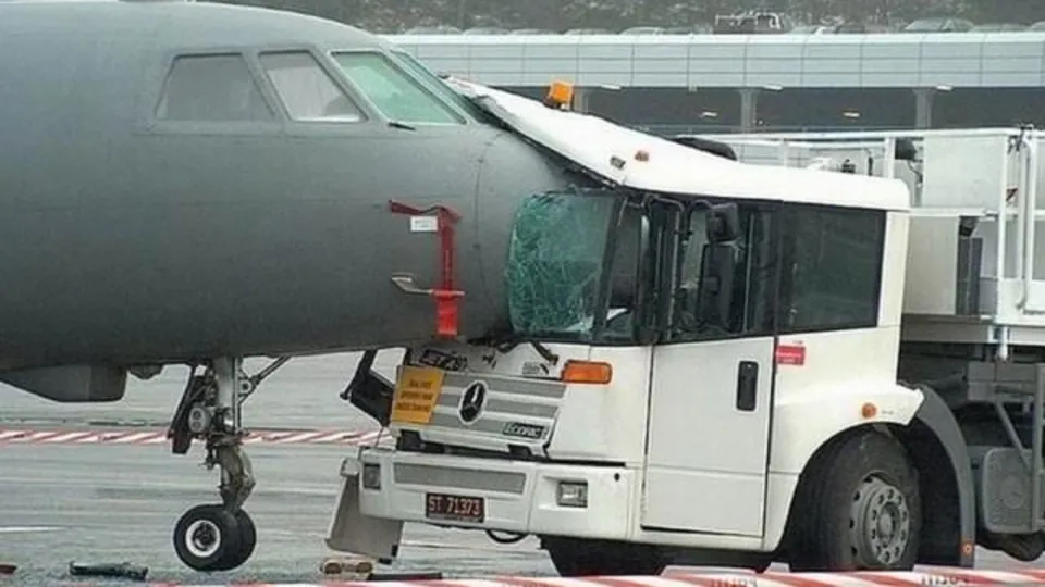 Uçak ile kamyon çarpıştı!