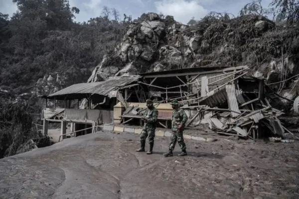 Endonezya’da yanardağ patladı! Ölü sayısı 14’e yükseldi köyler tahliye edildi