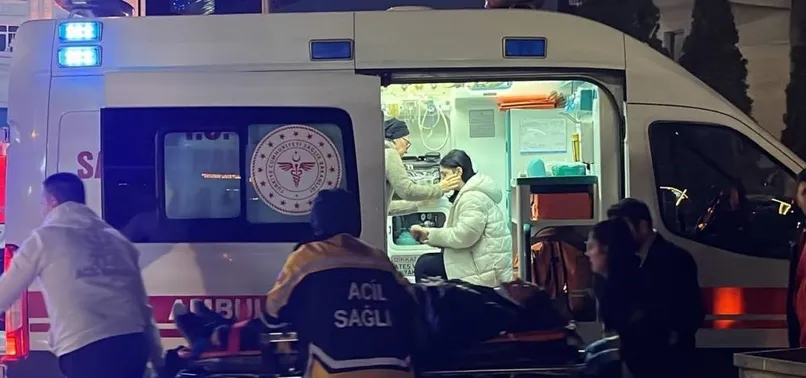 Kocaeli'de can pazarı! Bir araç trafik ışıklarında bekleyen otobüse ve otomobile çarptı: Çok sayıda yaralı var