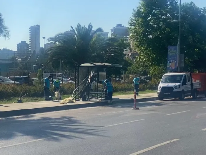 Son dakika: Kadıköy'de cip durağa daldı! O anlar kamerada - 1
